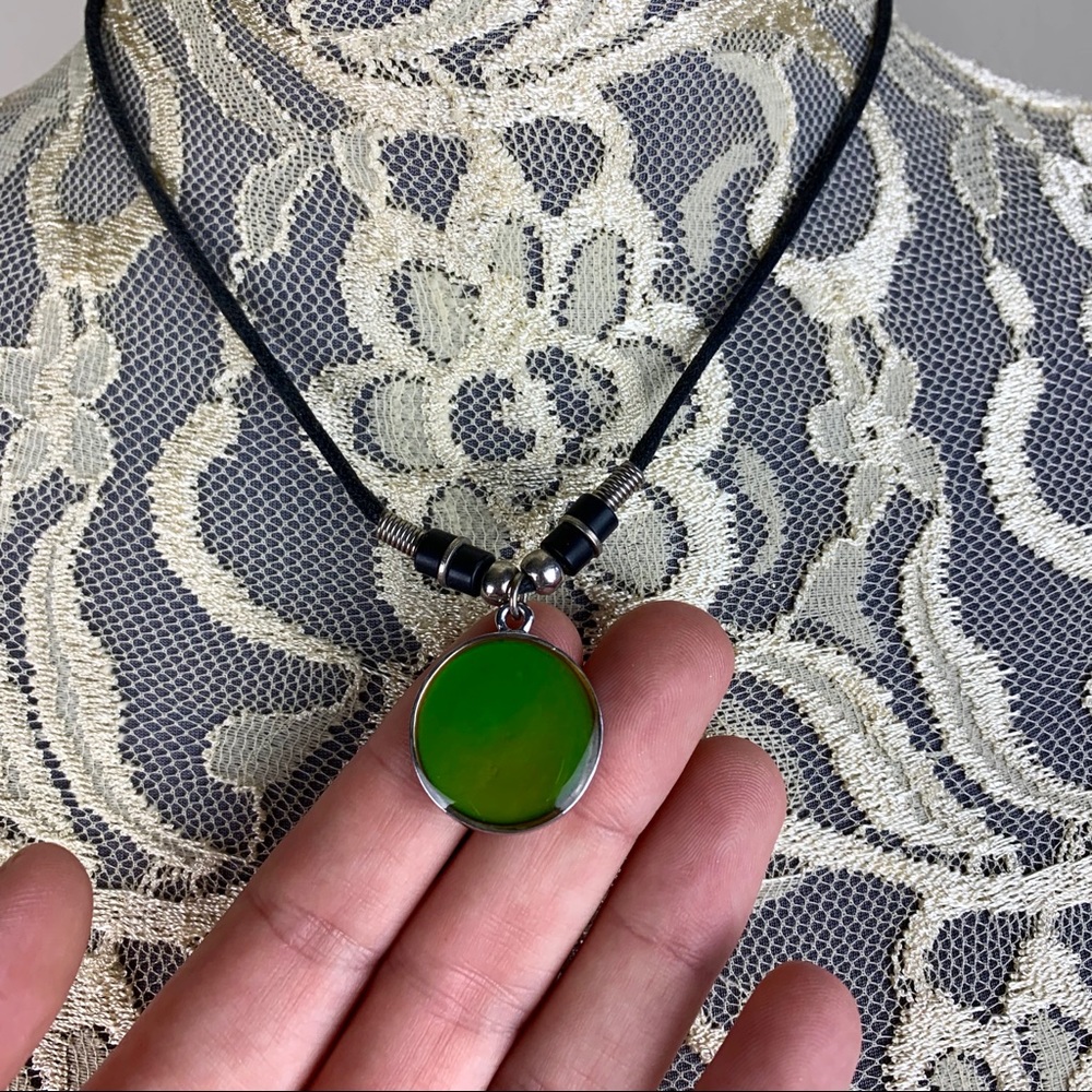🌈 Color-Changing Mood Necklace 🌈 - Picture 4 of 8